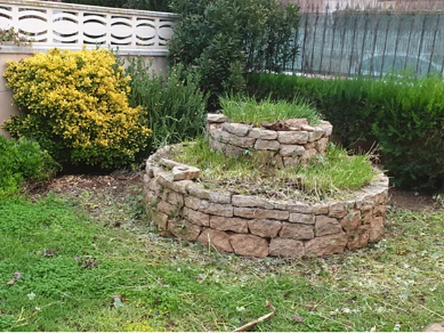 Antes: Jardín recuperado con espiral de piedra