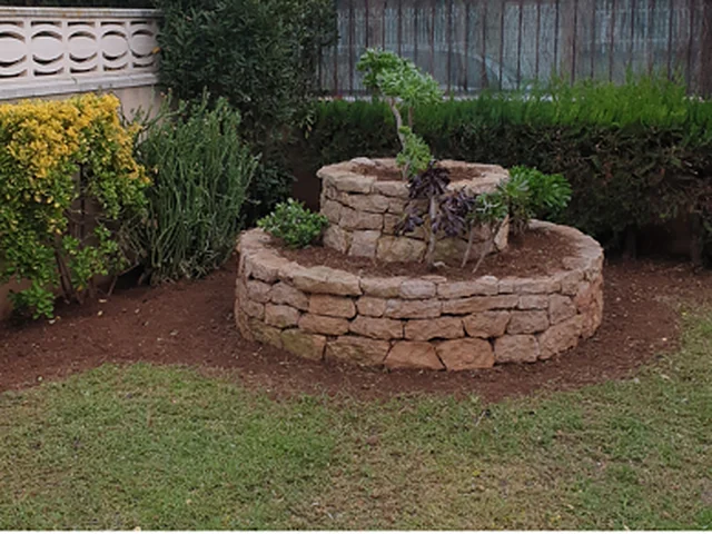 Después: Jardín recuperado con espiral de piedra