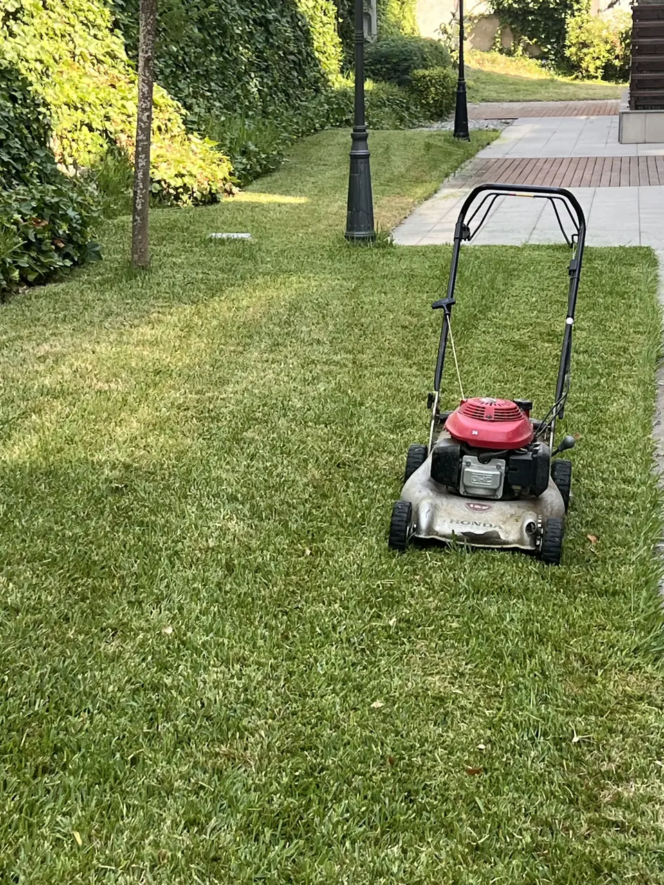 Cortacésped trabajando en la zona verde de una urbanización