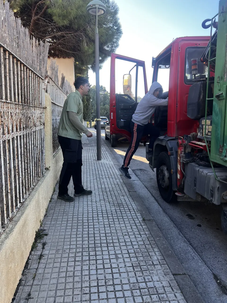 El nostre equip rebent un camió de material per a una obra de jardí