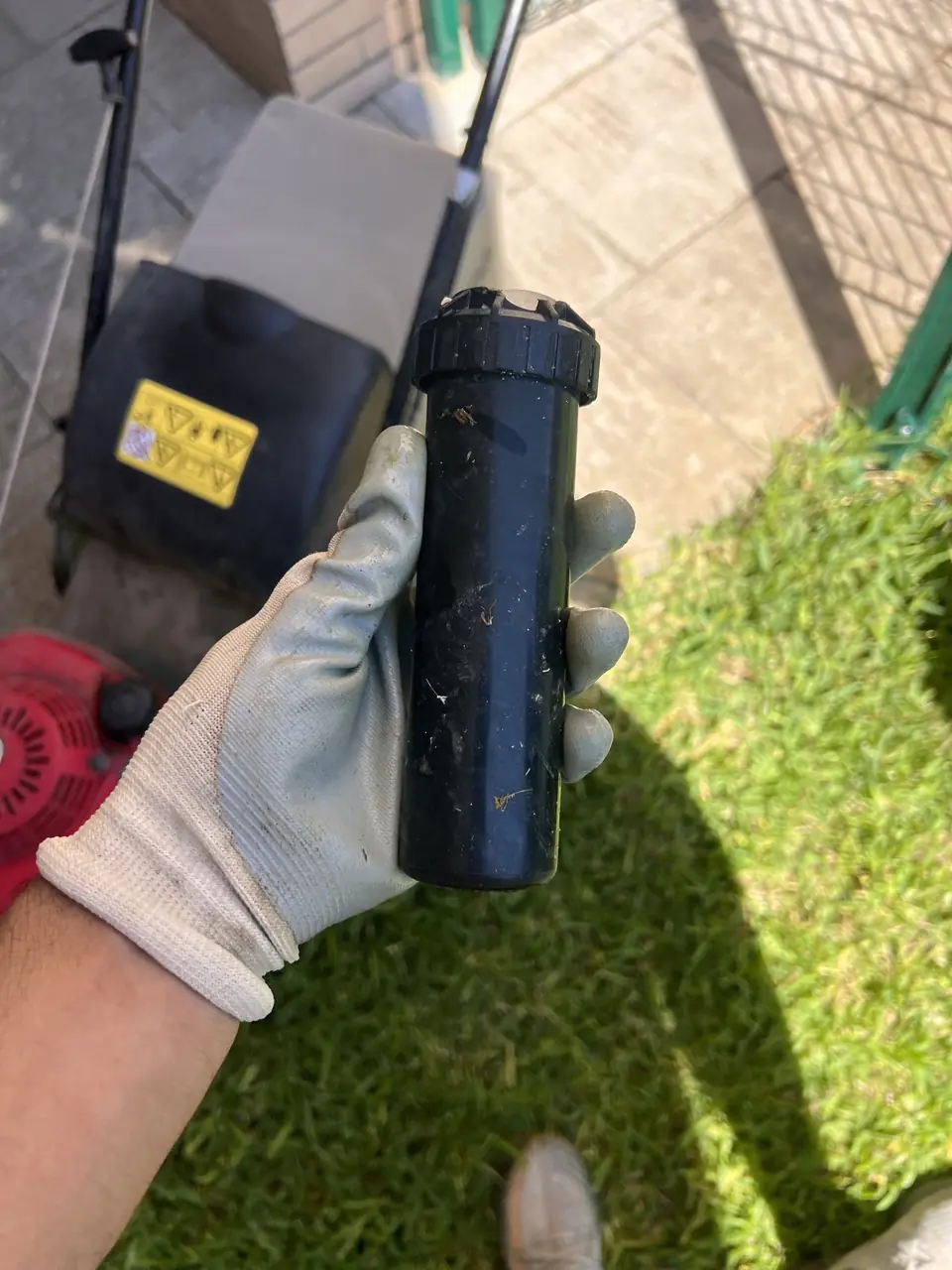 Cambio de un aspersor emergente roto en un césped